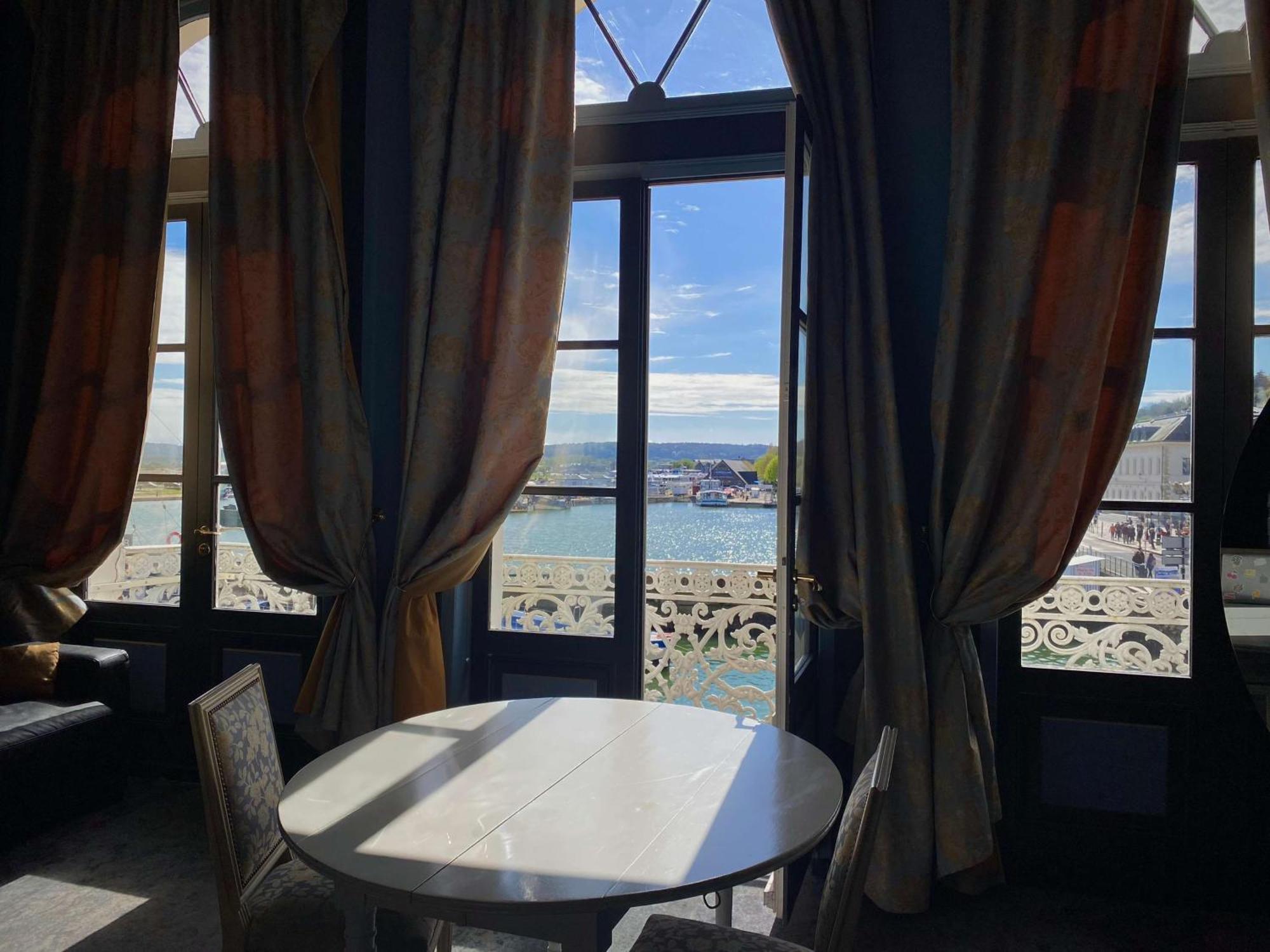 Hotell Western Le Cheval Blanc -vue Sur Le Port-plein Centre 3*